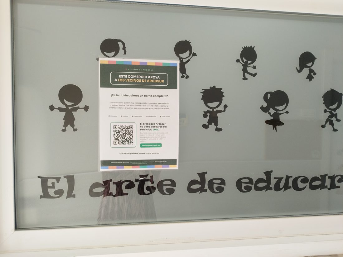 El cartel de apoyo a los vecinos de Arcosur, colgado en el escaparate del Centro de Educación Infantil Arqueritos