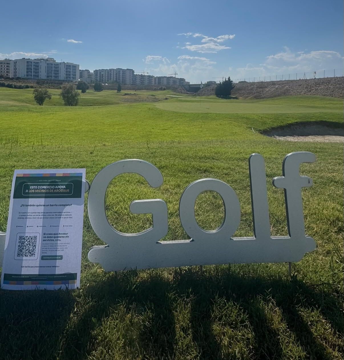 Detalle del cartel «Este comercio apoya a los vecinos de Arcosur» colocado en Arcosur Golf